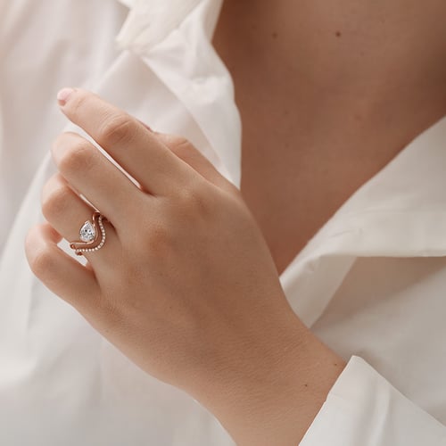Atypický zásnubný prsteň s pear diamantom Kylie