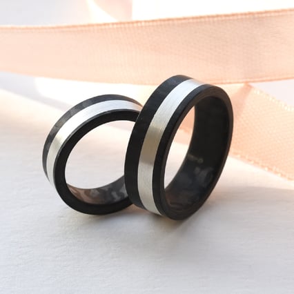 Ploché snubné prstene z karbónu a zlata Beata