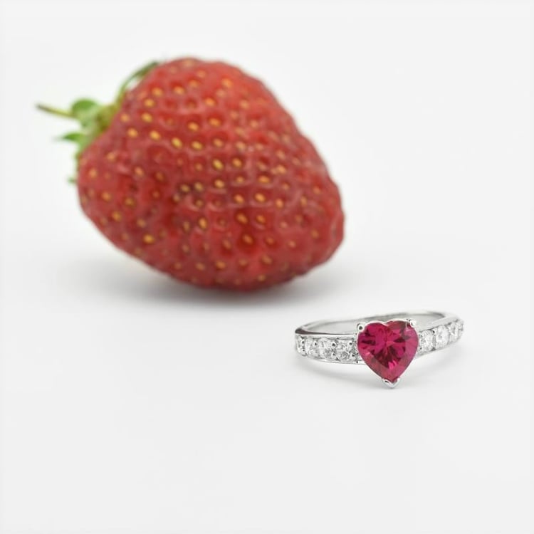 Rubínový prsteň zo striebra 106404