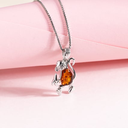 Strieborný jantárový prívesok v tvare opice Mabuk