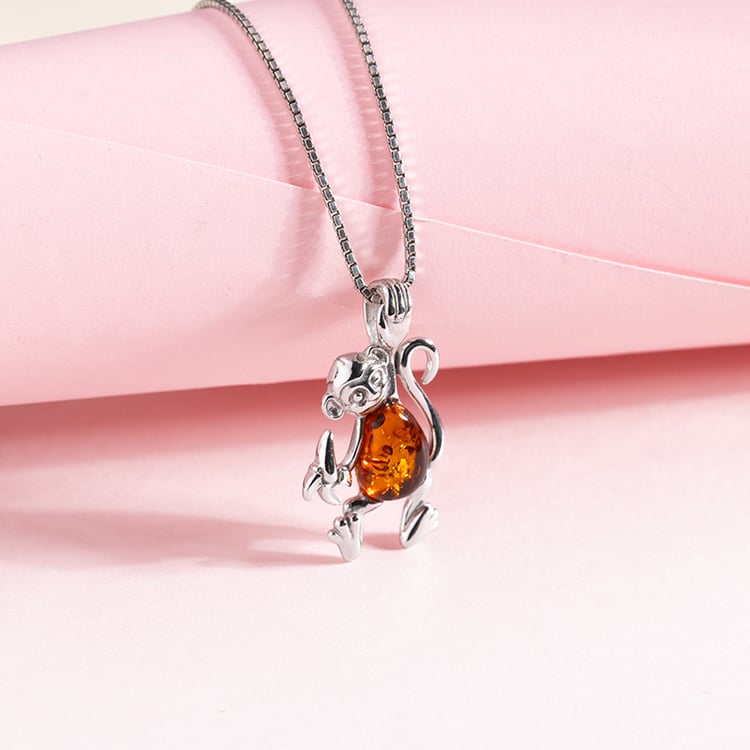 Strieborný jantárový prívesok v tvare opice Mabuk 150755