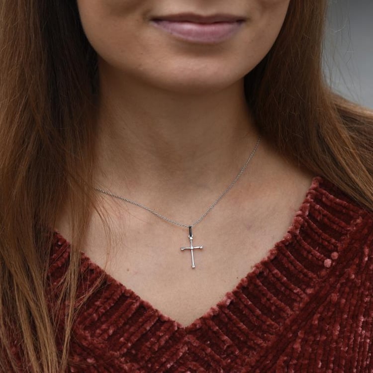 Zlatý krížik s bielými zafírmi 50022