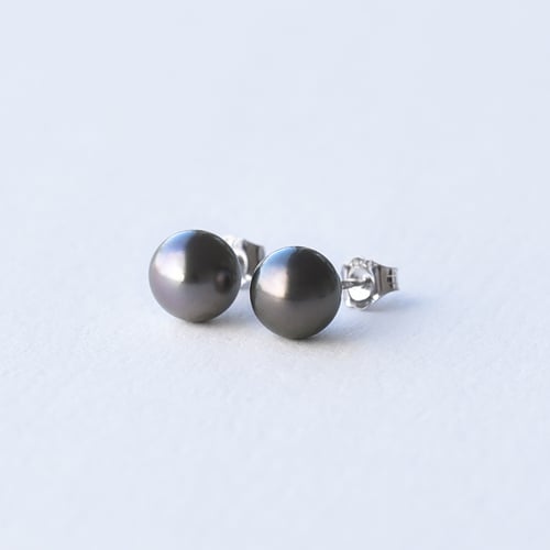 Elegantné náušnice s 8 mm čiernymi perlami Enye