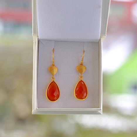 Pozlátené visiace náušnice s ónyxom Daye 8304