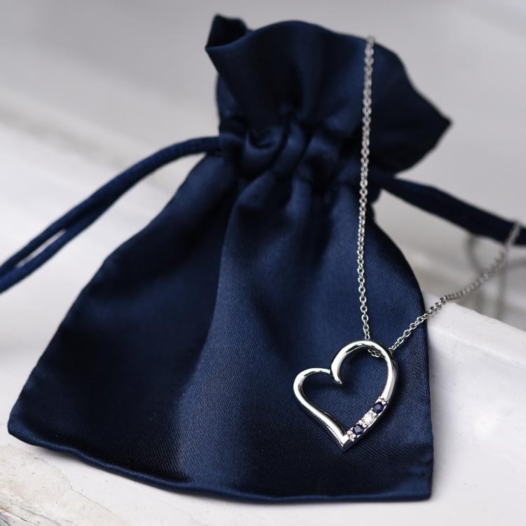Strieborný prívesok srdce so zafírmi a diamantom Janey 103518
