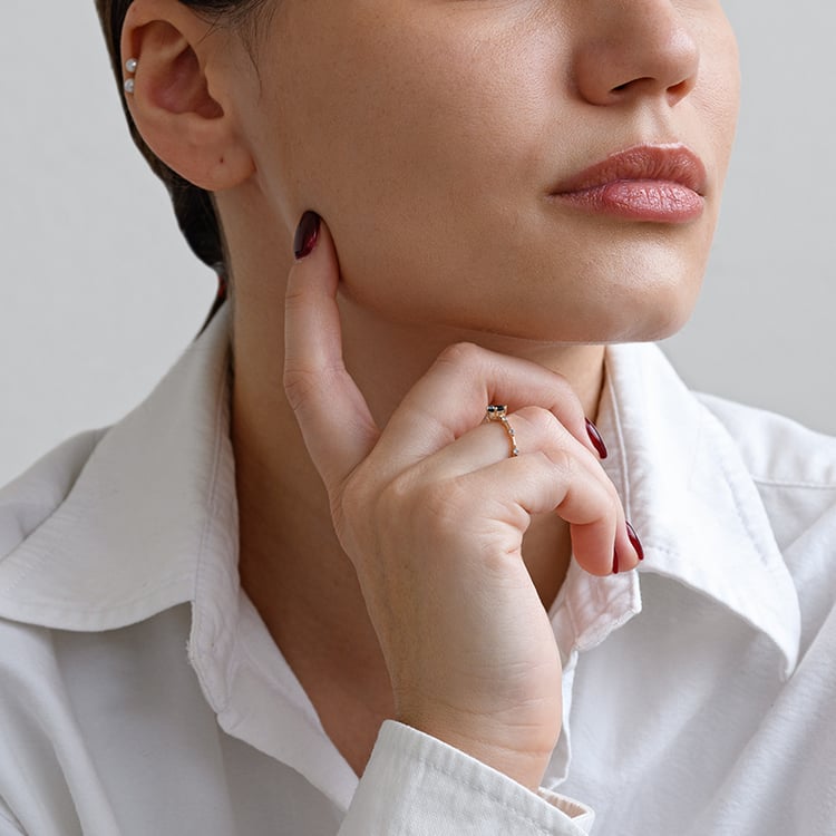 Prsteň s alexandritom a postrannými salt and pepper diamantmi Jelena 133348