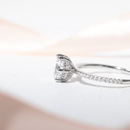 Zdobený zásnubný prsteň s lab-grown diamantmi Annice
