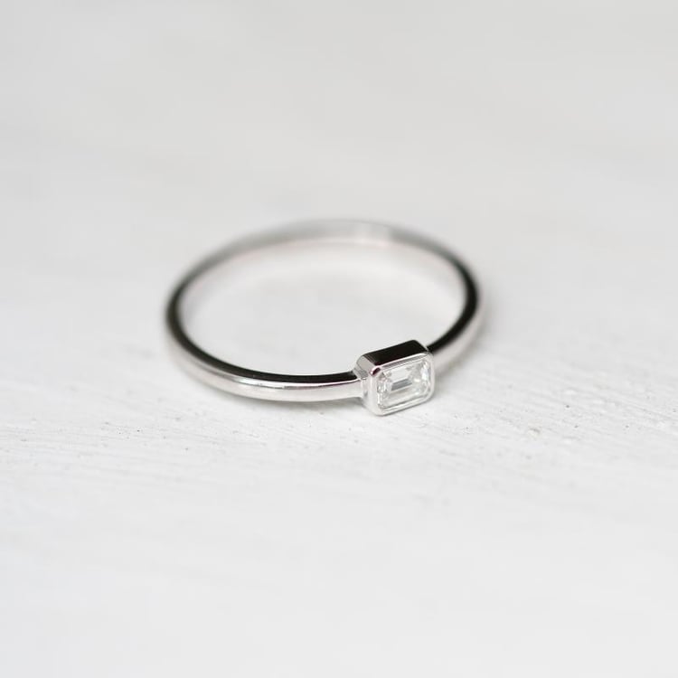 Zlatý zásnubný prsteň s diamantom 47418