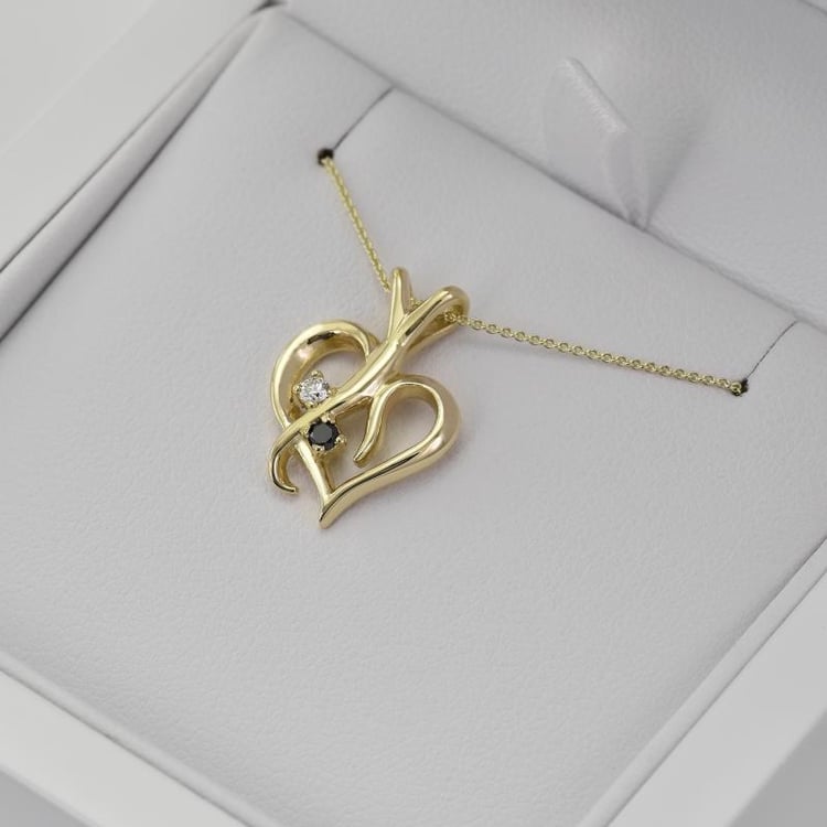 Strieborný prívesok v tvare srdca s čiernym a bielym diamantom Elyzza 103357