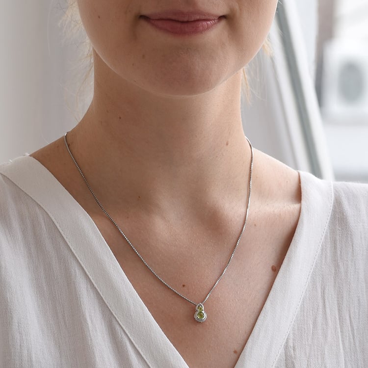 Olivín v striebornom náhrdelníka 66767