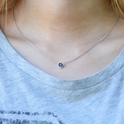 Zlatý náhrdelník s čiernym diamantom