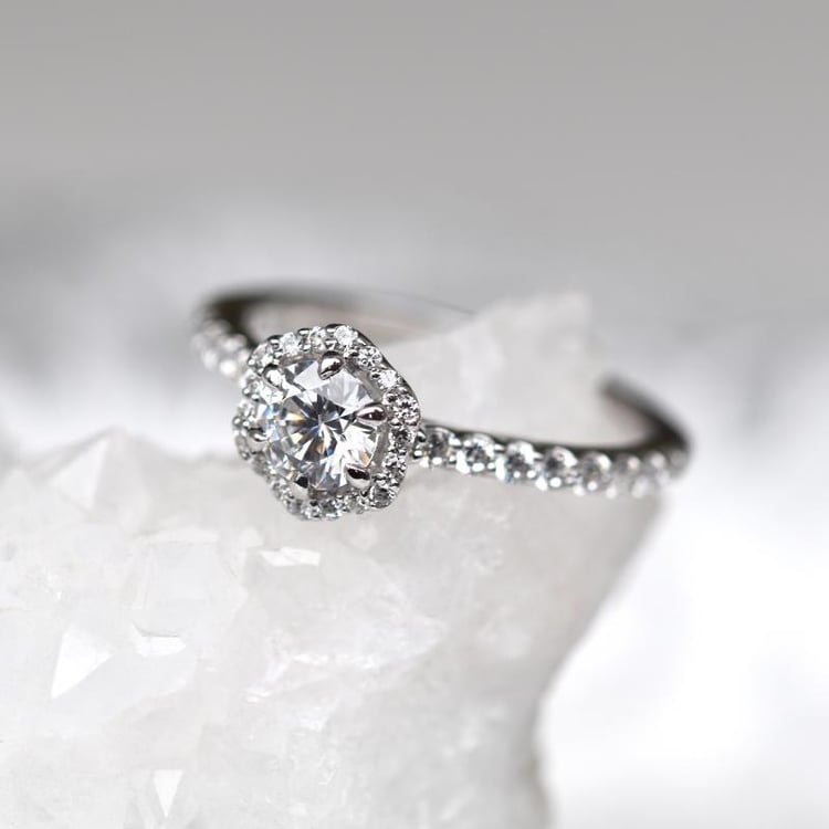 Halo prsteň s diamantmi 68387