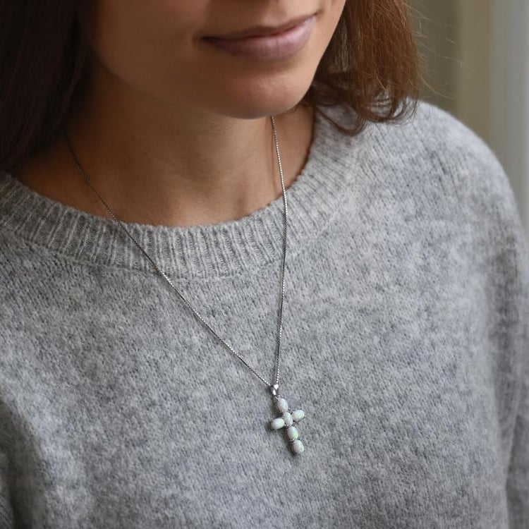 Prívesok vo tvaru krížiku s bielimi opálmi 50168