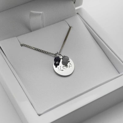 Prívesok s gravírom a drahokamami