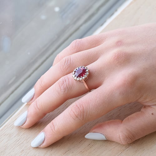 Halo prsteň s rubínom a diamantmi Zanite