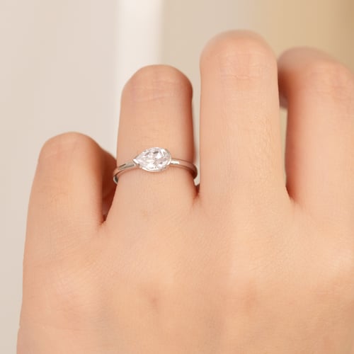 Zásnubný prsteň s half-bezel pear diamantom Timarete