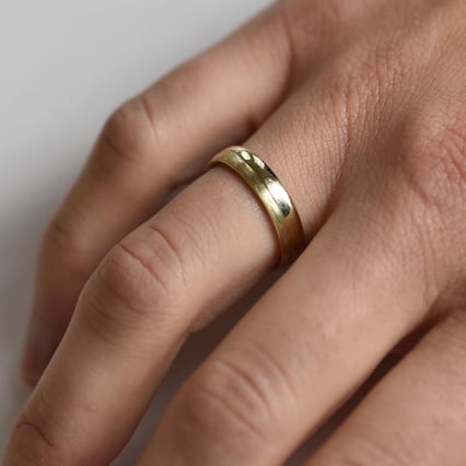 Zlaté svadobné obrúčky s jemnými drážkami Slavi