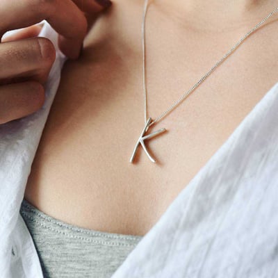 Strieborný prívesek s písmenkom