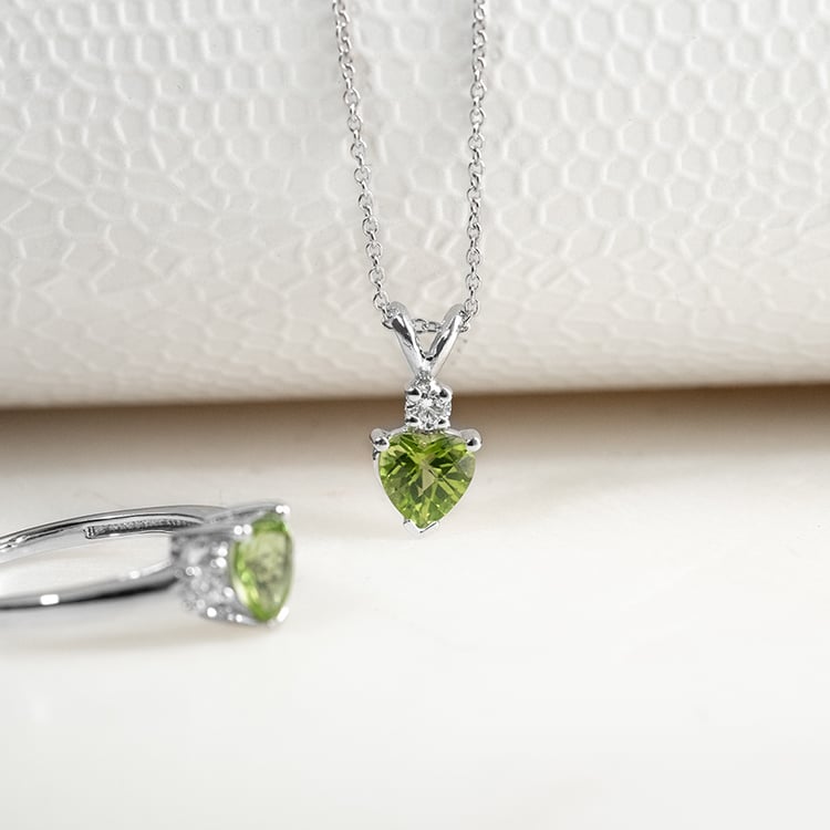 Olivínové srdce v zlatom prívesku s diamantom Demelda 133311