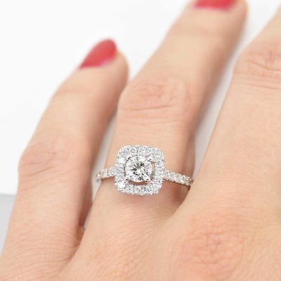 Diamantový zásnubný prsteň