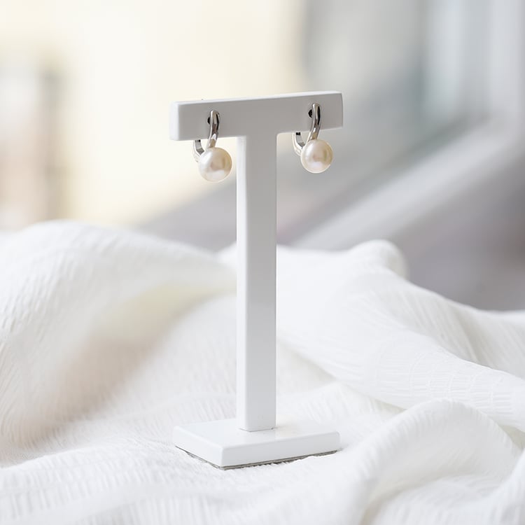 Visiace náušnice s bielymi perlami 65623