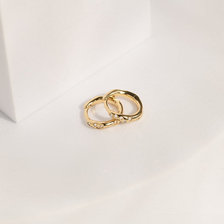 Nepravidelné kruhové náušnice zo striebra so zirkónmi Fabiola 143494