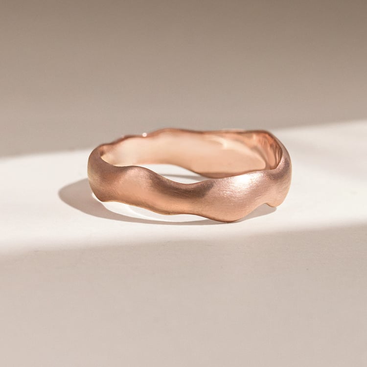 Nepravidelné zlaté svadobné obrúčky s diamantmi Parnell 156321