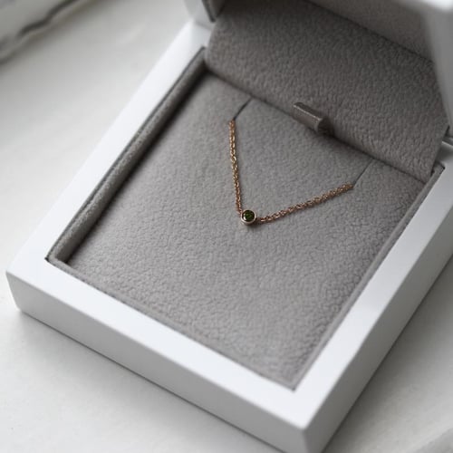 Minimalistický náhrdelník so zeleným diamantom Vieny