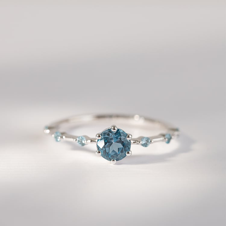 Prsteň s londýnským topásom a postrannými švajčiarskými topásmi Jelena 120774