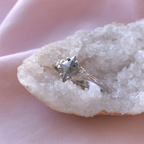 Unikátny prsteň so salt and pepper diamantom Dash