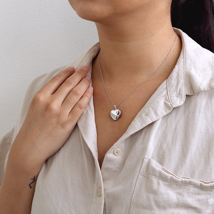 Srdiečkový medailón zo striebra s diamantom 129372