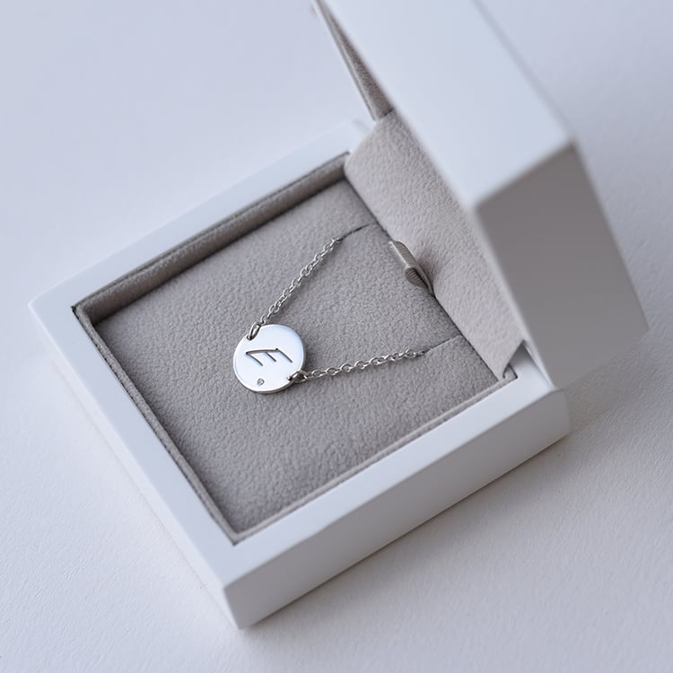 Náramok s gravírom písmena 61731