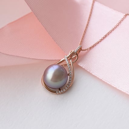 Prívesok s perlou posiaty diamantmi Dreweeda