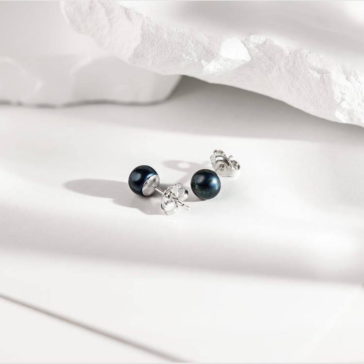 Strieborne napichovacie náušnice s čiernymi perlami 158383