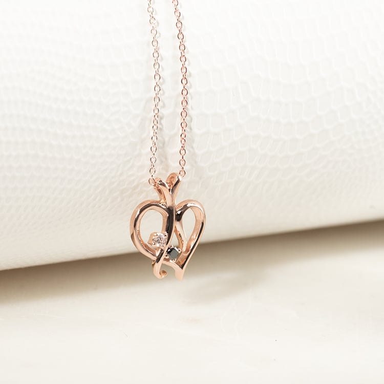 Zlatý prívesoks čiernym a bielym diamantom Elyzza 132758