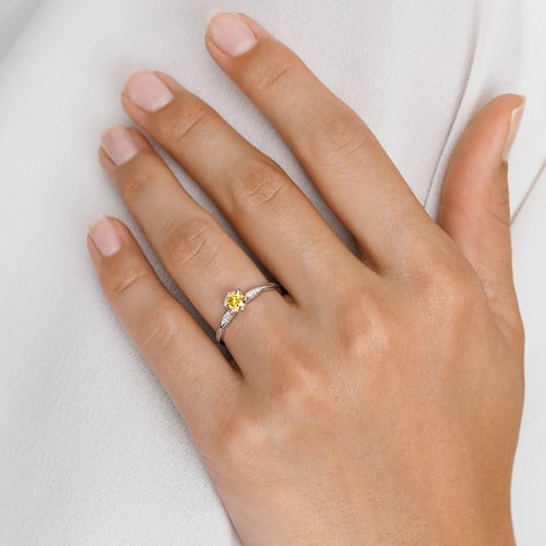 Zásnubný prsteň zo zlata s 0.36ct IGI certifikovaným lab-grown diamantom Mileva