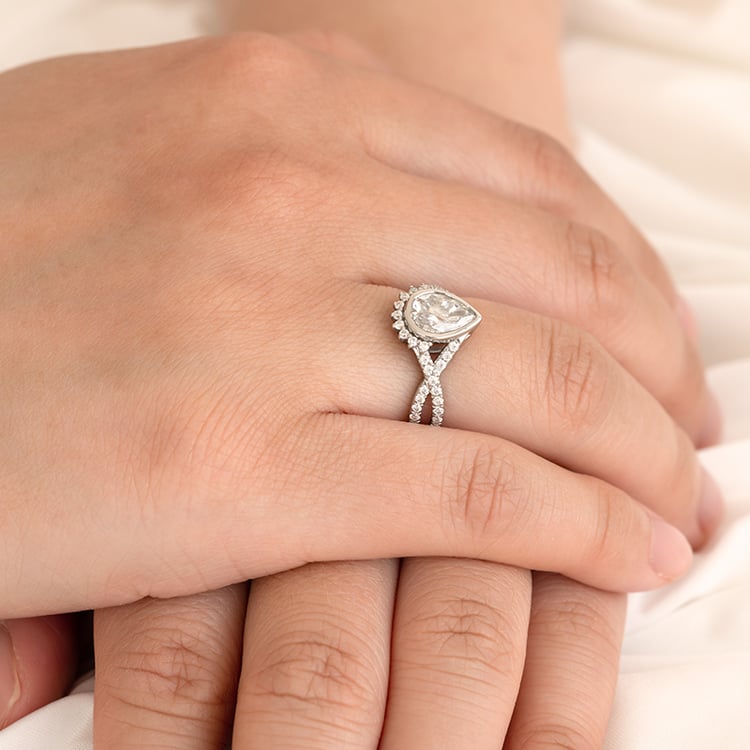 Unikátny zásnubný prsteň s moissanitmi Debora 121515