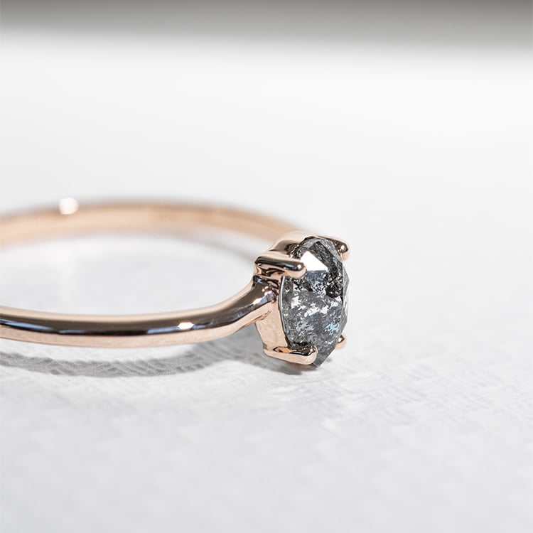 Zásnubný prsteň s pear salt and pepper diamantom Karida 125650