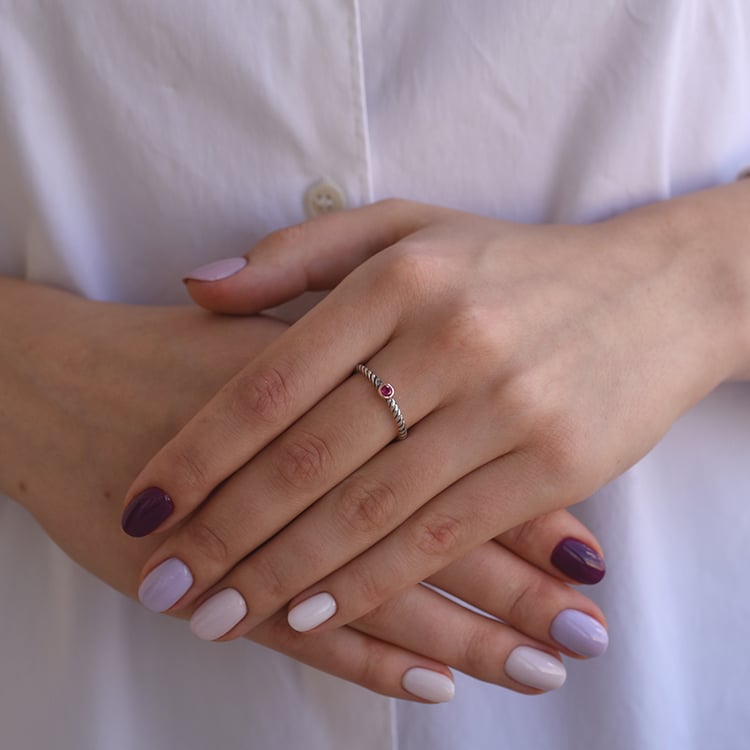 Strieborný rubínový prsteň 65563