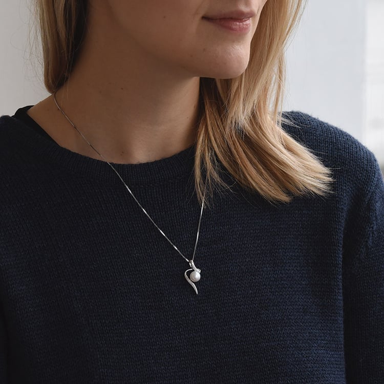 Prívesok s perlou a diamantmi Bertha 135912