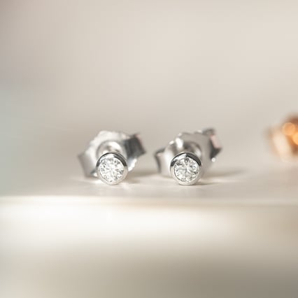 Strieborné minimalistické bezel náušnice s moissanitmi Viosa