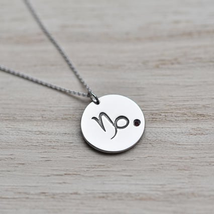 Strieborný prívesok so znamením a granátom Kozorožec