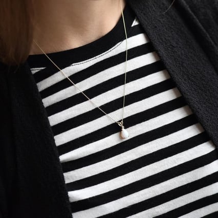 Zlatý prívesok s bielym opálom a diamantom Reveka