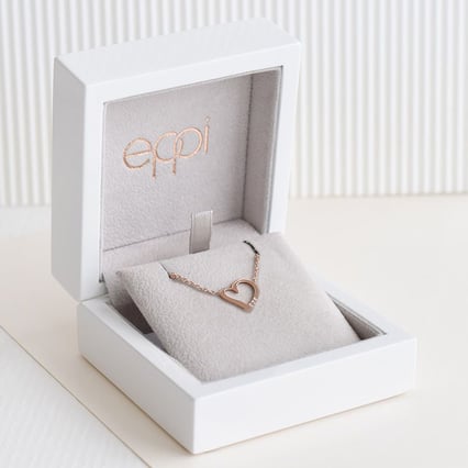 Náhrdelník v tvare srdca s diamantmi a gravírom Lois