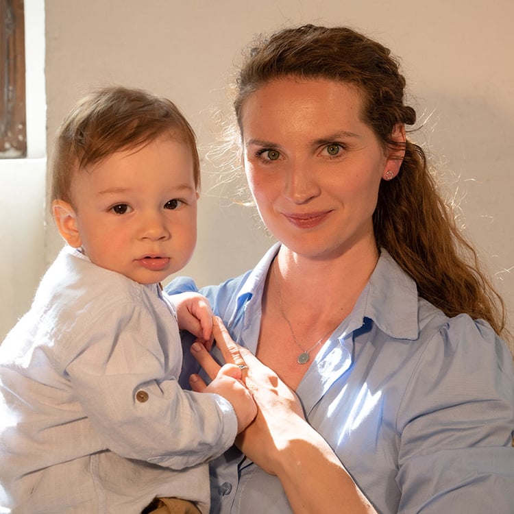 Strieborný prívesok s citátom a diamantom Cara 99723