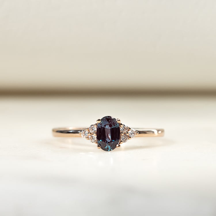 Zásnubný prsteň s alexandritom a diamantmi Kylie 134015