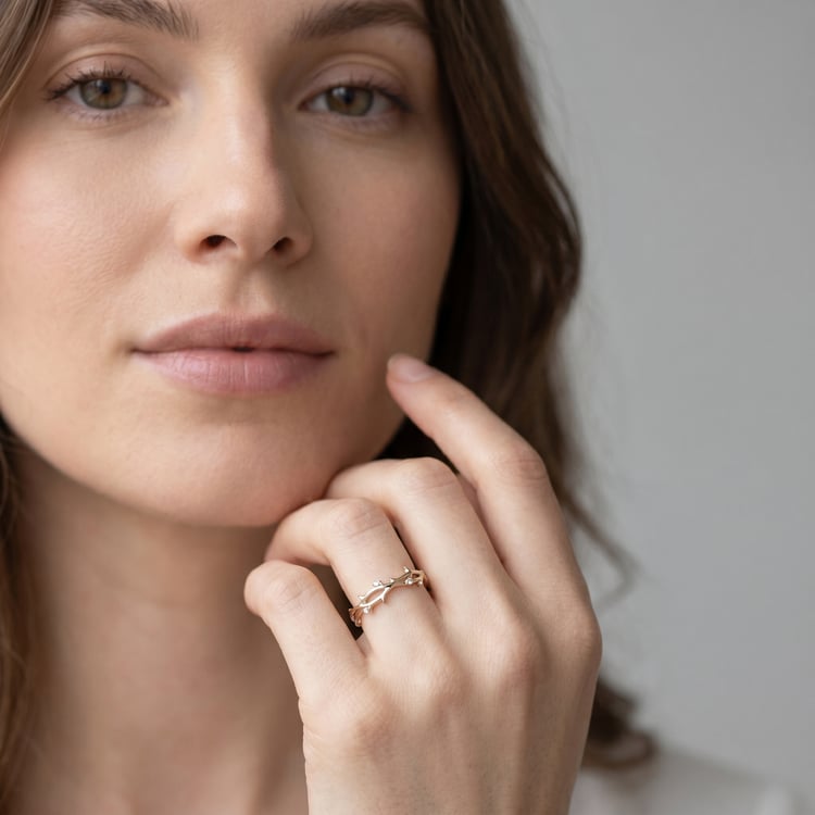 Nežný zlatý prsteň s naturálnym motívom z orieškového zlata Clemente 166828