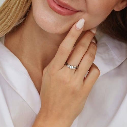 Romantický zásnubný prsteň z orieškového zlata s lab-grown diamantmi Fera