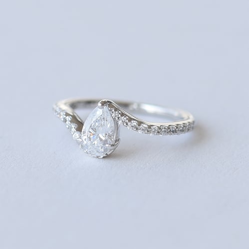 Zásnubný prsteň s pear diamantom Nana