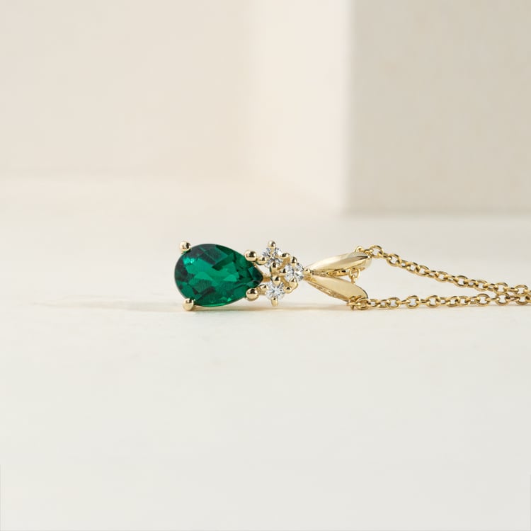Smaragdová slza v zlatom prívesku s diamantmi Erikka 147327